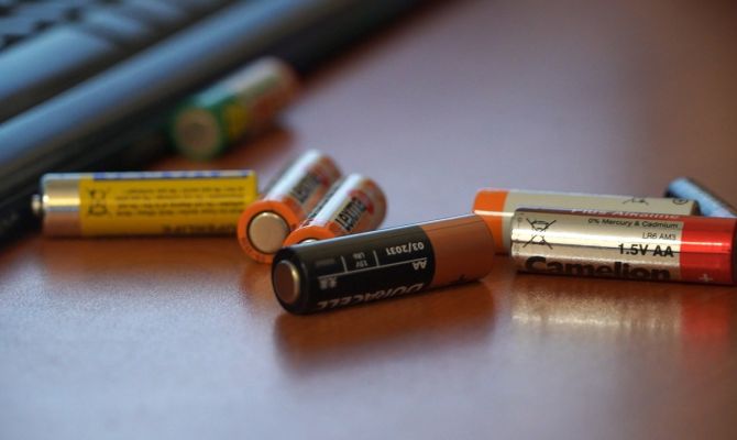 Экологи назвали неочевидные предметы, которые нельзя выбрасывать в урну