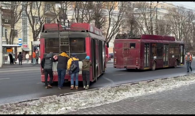 На проспекте Ленина туляки отбуксировали троллейбус руками