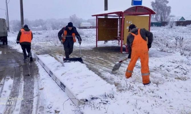 Под Богородицком дорожники расчистили трассу и остановку от снега 