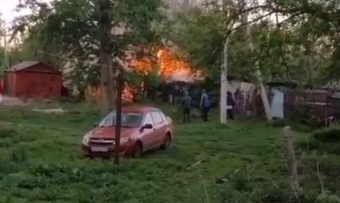 На ул. Ленина в Болохово сгорел блок хозпостроек