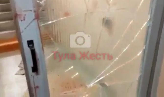 Разбитая дверь и окровавленные стены: туляк устроил дебош в подъезде