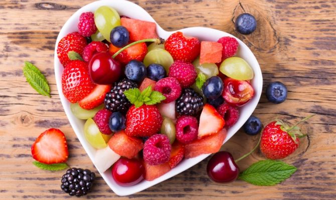 Названы фрукты и ягоды, которые помогут замедлить старение