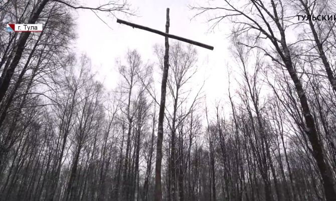Кто и зачем заставил поляну на окраине Тулы крестами и зеркалами