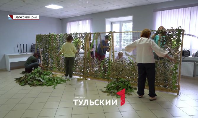 Под Тулой комнату в ДК превратили в мастерскую по плетению маскировочных сетей