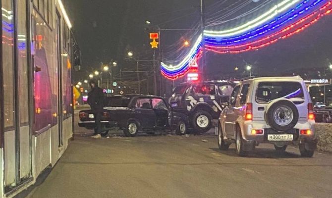 На Пролетарском мосту в Туле столкнулись «Нива» и легковушка