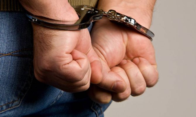 В Новомосковске мужчина зарезал знакомого