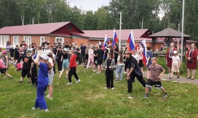 В лагере «Салют» под Кимовском прошел флешмоб «Физкультура и здоровье»