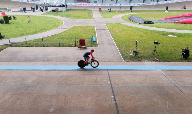 Алексей Дюмин открыл международные соревнования на обновленном велотреке
