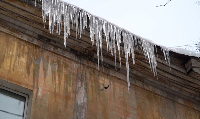 Тульские улицы превратились в полосу препятствий: кто должен сбивать сосульки с крыш домов