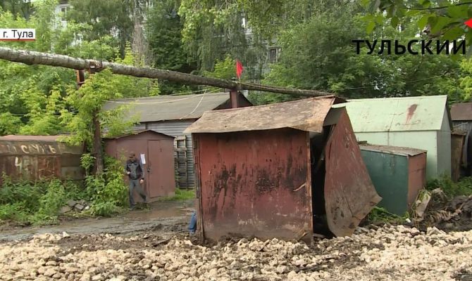 В Пролетарском округе Тулы сносят гаражи, чтобы починить ливневку. РЕПОРТАЖ