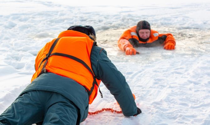 Сотрудники МЧС отработали спасение провалившихся под лед людей в 20-градусный мороз
