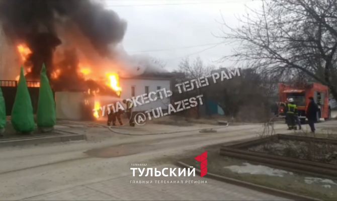 На улице Карпинского в Туле загорелся двухэтажный дом