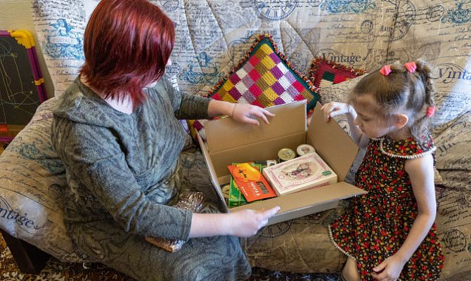  В Туле вдовам и матерям погибших участников военных действий вручили подарки к 8 Марта