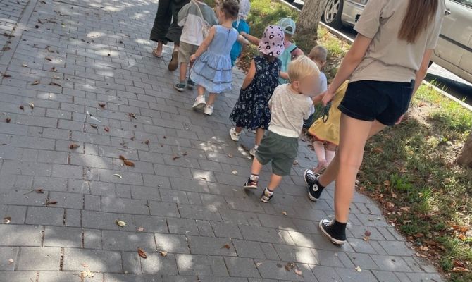 Туляки в соцсетях обсуждают странный способ прогулки с малышами