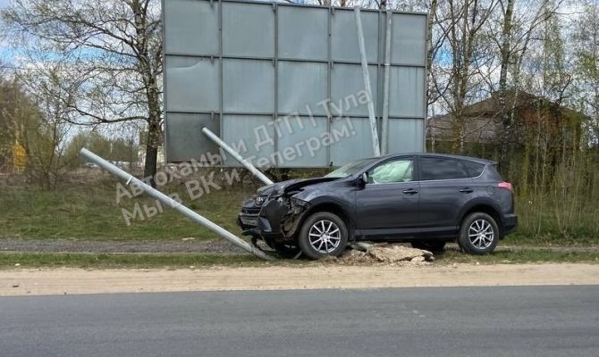 В Туле Toyota врезалась в рекламный щит: пострадал человек