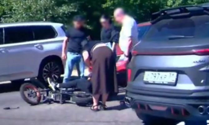 Зумер на электромотоцикле попал под колеса иномарки в Туле