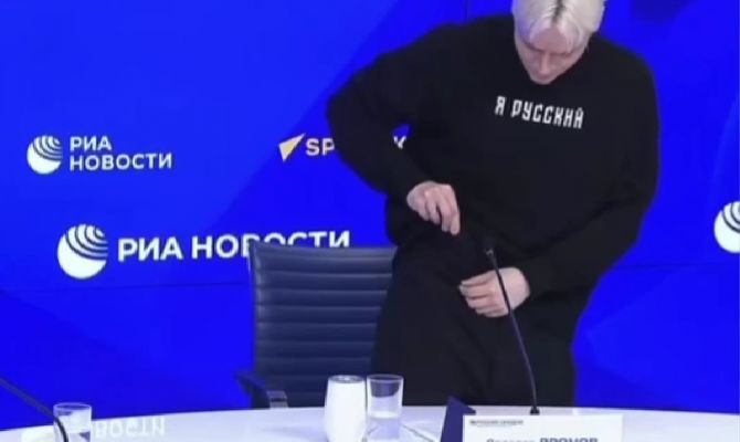 Певец SHAMAN показал свои трусы