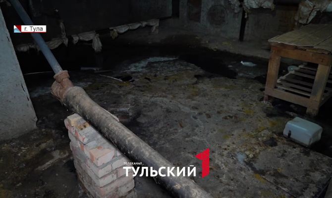 Из-за пропавшей заглушки подвал дома на Городском переулке в Туле уже год заливает фекалиями