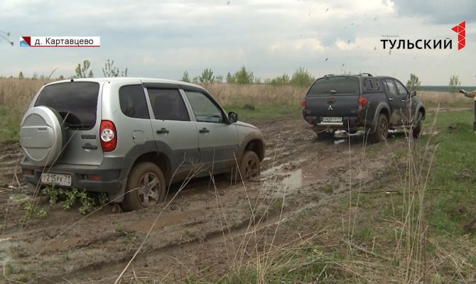 Там застревают «скорые» и машины МЧС: под Алексином решают проблему деревенских дорог