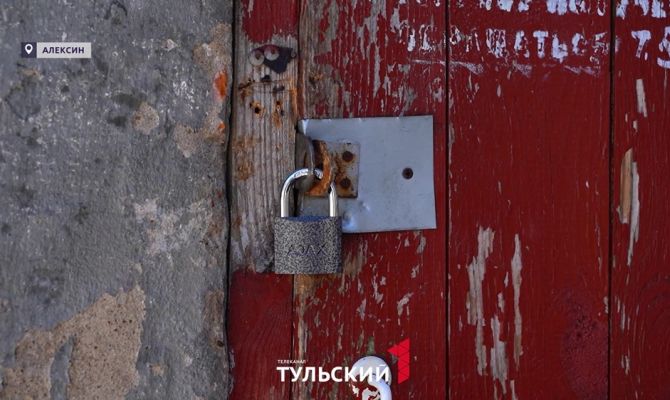 Подвал пятиэтажки в Алексине весной превратился в болото