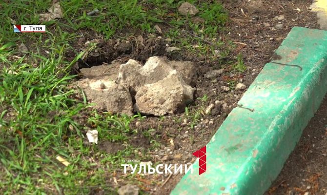 В Туле управляющая компания "на прощание" снесла забор во дворе 9-этажки