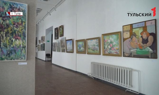 «Цветы женщинам»: в Туле открылась выставка работ современных художников
