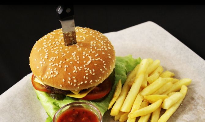 Диетологи назвали безопасное число бургеров в неделю 