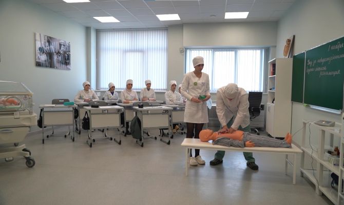 В Тульской области будущие медсестры учатся делать уколы и перевязки на роботах