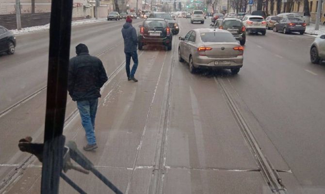 В тульском Заречье две машины столкнулись на путях и загородили дорогу трамваям