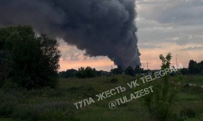 Столб черного дыма: в Воловском районе загорелось предприятие