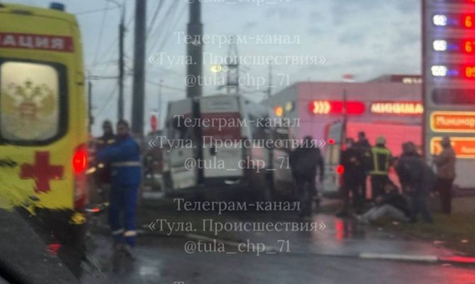 В Туле около "Макси" столкнулись трамвай и маршрутка