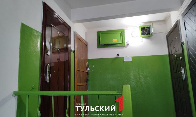 Жители пятиэтажки в Туле месяц живут с трупным запахом в подъезде