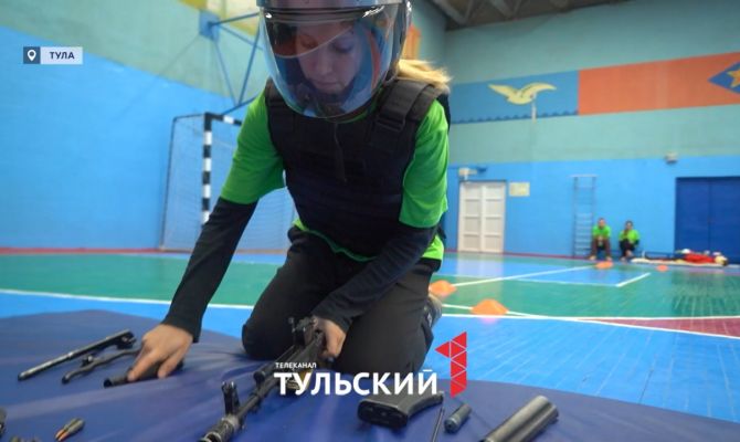 Будущие полицейские прошли полосу препятствий с 10 кг экипировки за 5 минут