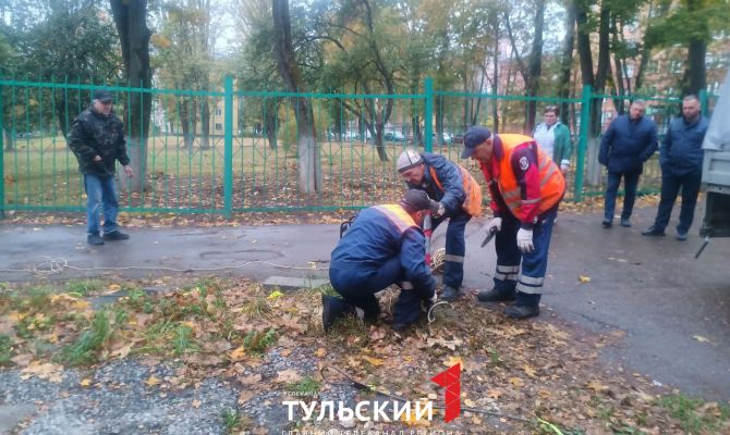 В тульских дворах демонтируют незаконные парковочные ограждения