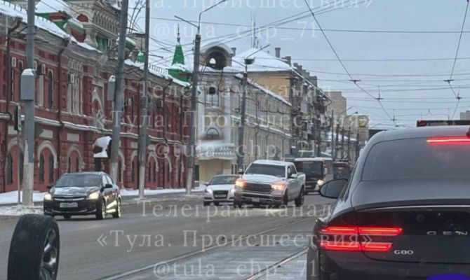 На улице Советской в Туле у иномарки оторвалось колесо