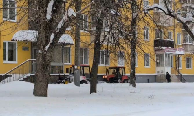На улице Станиславского в Туле трактор застрял в сугробе