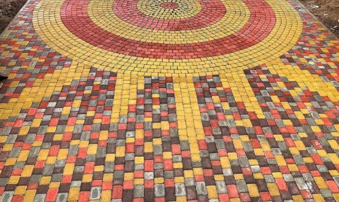 Тульские строители создали солнышко из брусчатки для маленьких мариупольцев