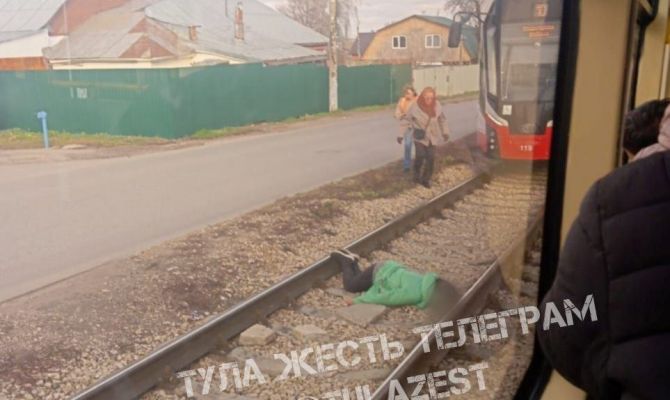 Из-за лежащей на рельсах женщины на улице Воздухофлотской в Туле встали трамваи