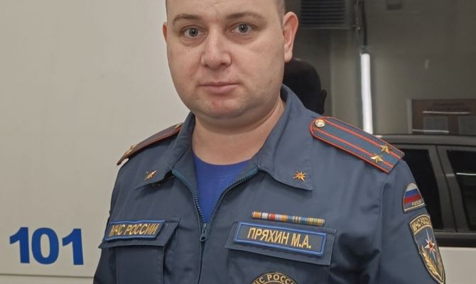 Сотрудник МЧС вытащил женщину из грязи