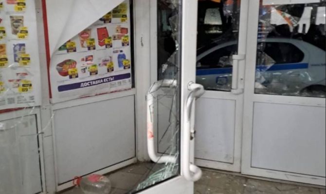 В Туле пьяный мужчина разбил двери в магазине и уснул там на полу 