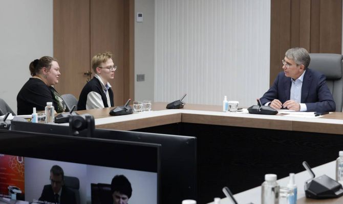 Дмитрий Миляев подарит компьютер семье инвалидов из Липок