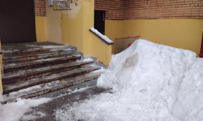 Прокуратура начала проверку по факту падения наледи на подростка в Туле