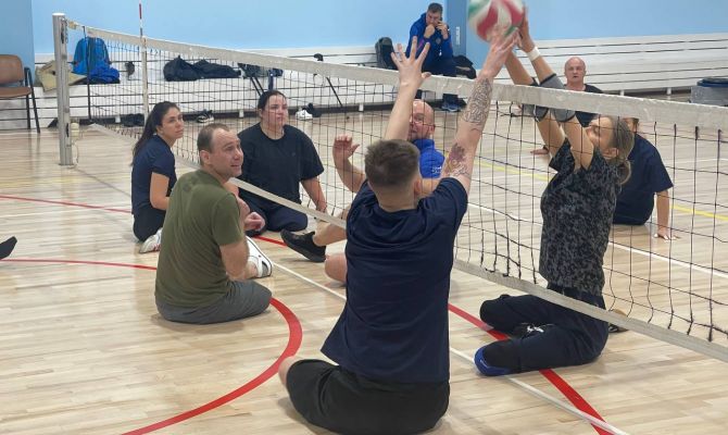 Тренер сборной России по волейболу сидя пригласил в команду ветерана СВО из Тульской области