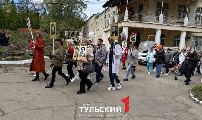 Медики Ваныкинской больницы в Туле организовали шествие с портретами героических предков
