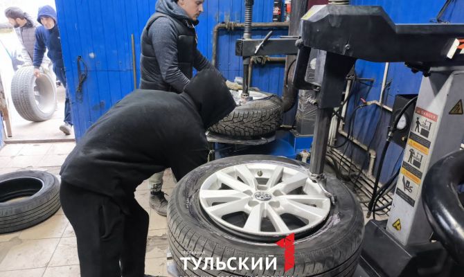 Когда "переобуваться" на зимнюю резину: советы от шиномонтажников