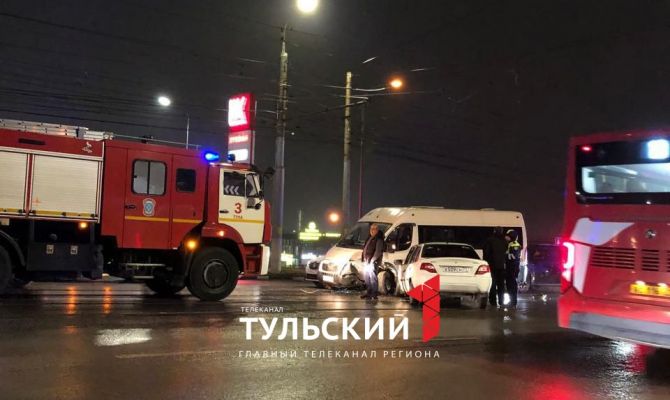 Маршрутка попала в аварию на месте смертельного ДТП на Пролетарском мосту