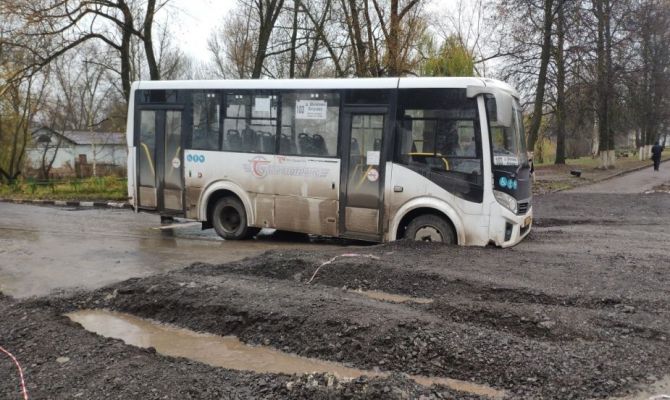 Пассажирский автобус в Алексине застрял в асфальтной крошке