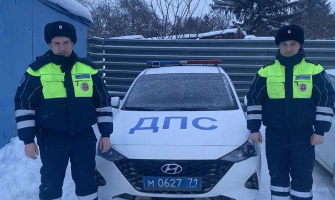 Под Тулой инспекторы ДПС помогли людям застрявшим в машине в мороз
