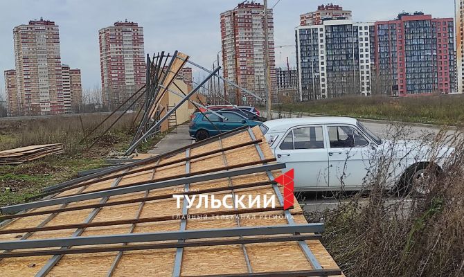 В ЖК "Времена года" из-за сильного ветра рухнул 33-метровый забор