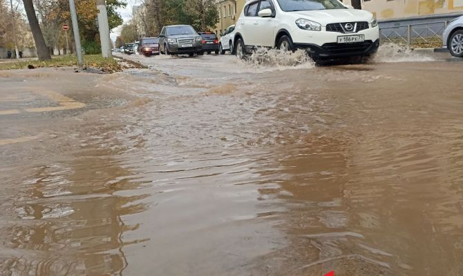 По центру Тулы потекла "река" из-за порыва трубы